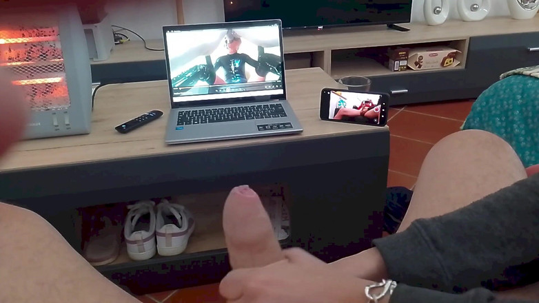 LauraOnHeels: एमआईएलए झटके देती है और सह के साथ गंदी हो जाती है