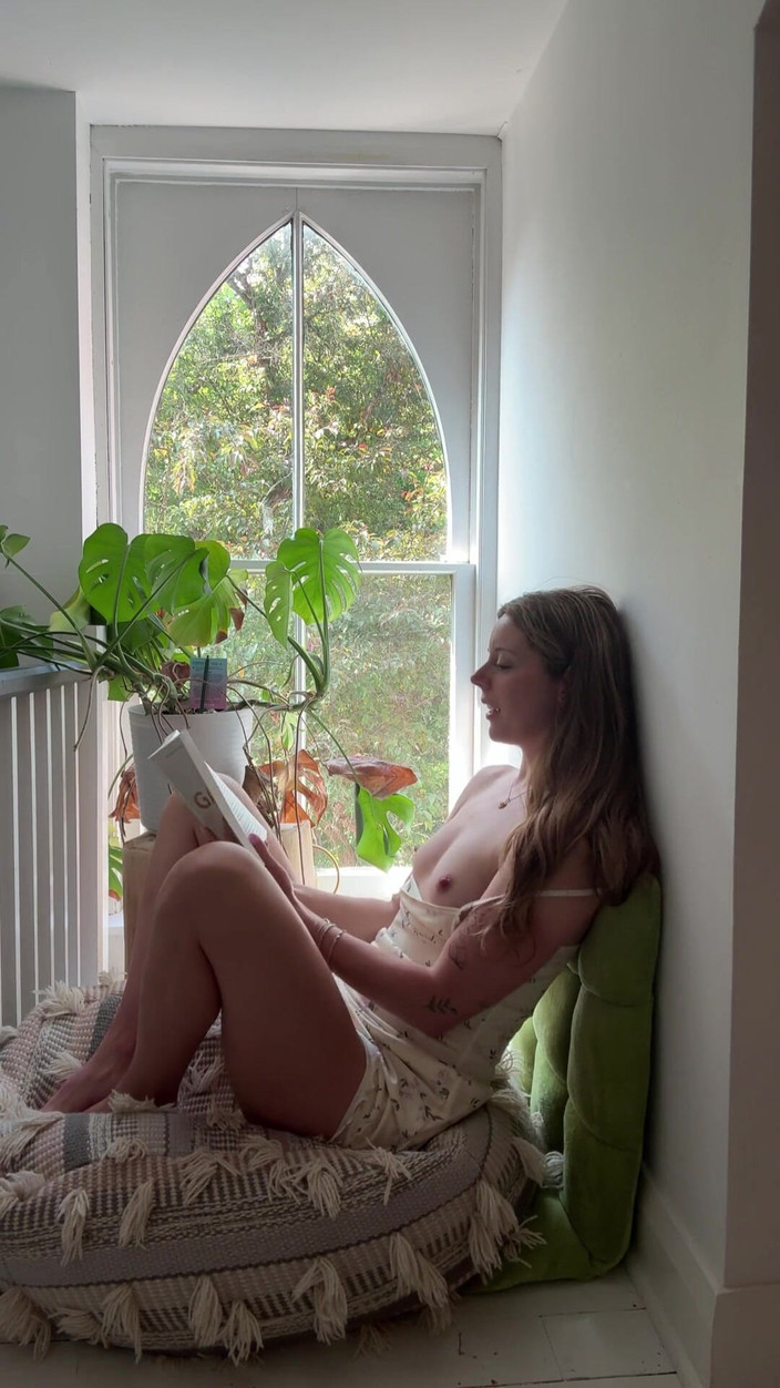 Nadia Foxx: ¡Leyendo a Smut mientras intenta no correrse demasiado pronto! Lectura...