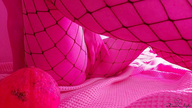 Kiara Night: 보지를 쳐서 당근으로 섹스하는 발정난 토끼 - 할로윈