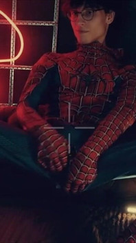 Costume Di Spider-man. Il Ragazzo Posa Sotto. Stronzo