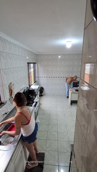 Pembantu rumah menanggalkan pakaiannya dan menerima pancutan muka untuk tambahan