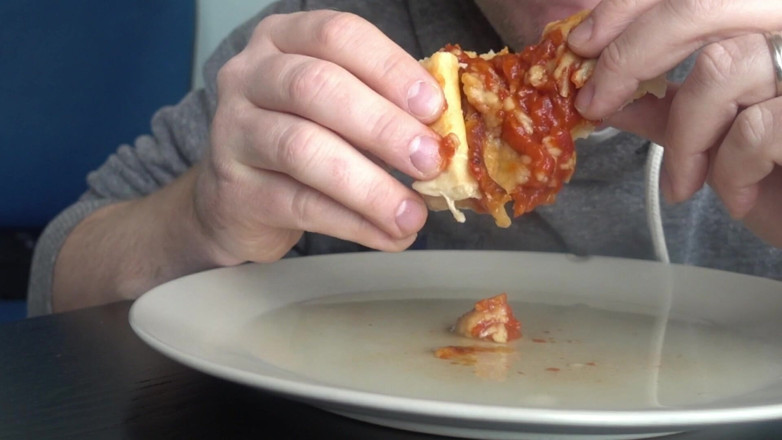 Food Pissplay: ピザにおしっこをかけて食べるのに