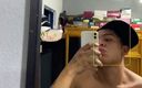 Eduu: Jonge latino-jongen poserend voor de spiegel