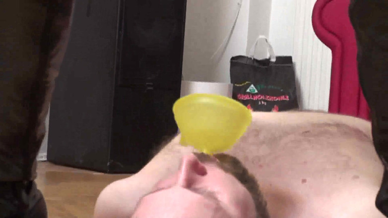 Femdom Austria: Mijando em sua boca diretamente através de um funil