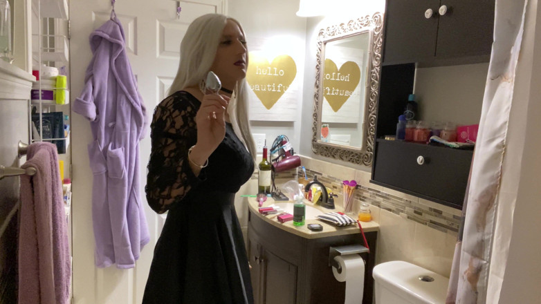Sissy Bailey Wilde: Emo Crossdresser se pone un plug anal y se masturba