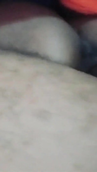 침대에서 자위하고 그녀와 섹스하는 털이 무성한 이복 누이