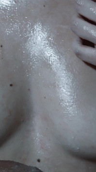 Je Me Mets À Genoux Et Baise Sa Bite Avec Mes Seins Huilés