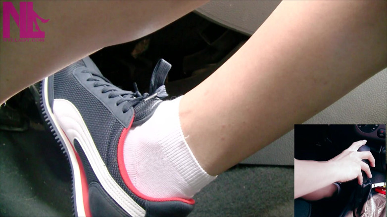 Nyllady: Blue Nike spor ayakkabı ve beyaz çorapla sürüş