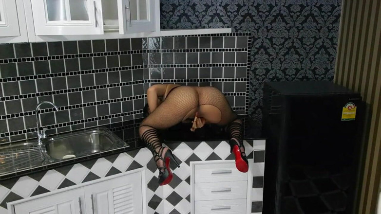 Thai-Noi: Yeni mutfağımda kedi kıyafetiyle dildo sikişi!