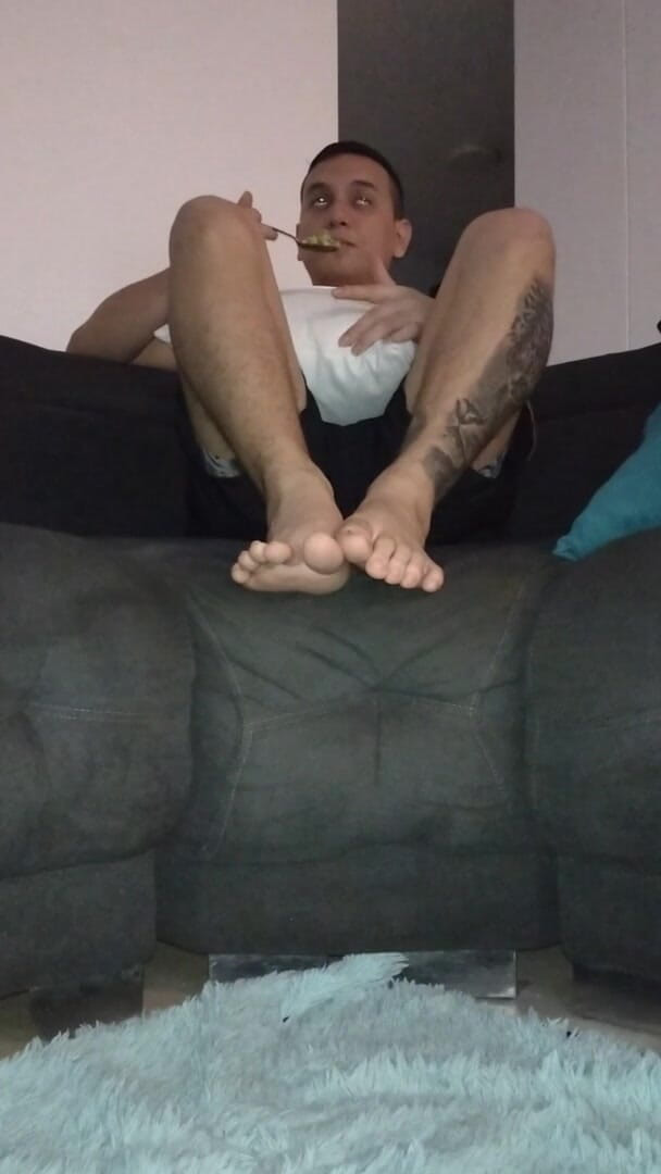 Tomas Styl: Latino montre ses pieds en mangeant