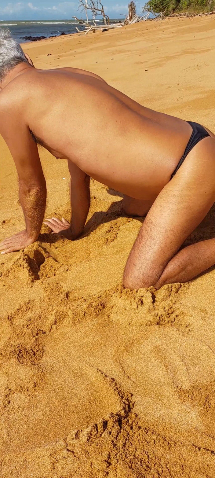 Ladysilvas: Ladysilva in spiaggia in mutandine mostra il suo culo caldo