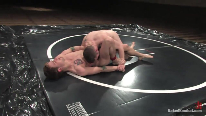 Naked Kombat: Dean Tucker vs James Hamilton, o Jogo da Lama