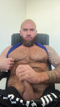 Un grande orso muscoloso si masturba e viene