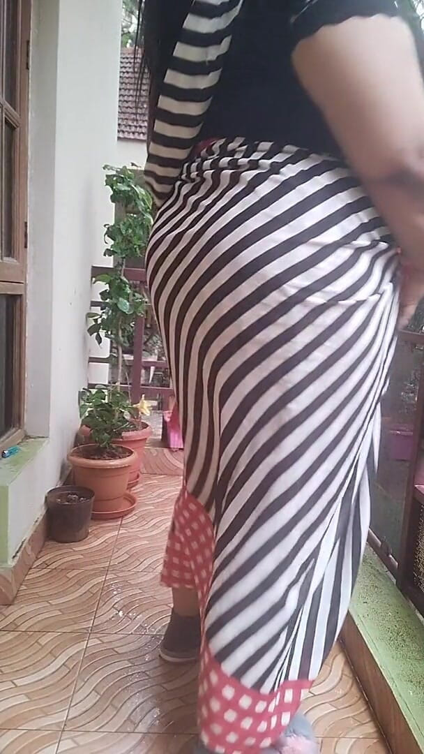 Navya hot: My Dare Ass Show venku