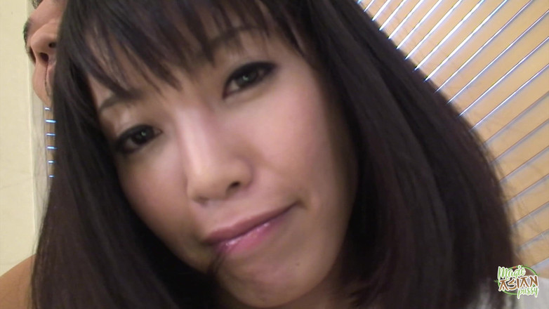 Magic Asian Pussy: Зріла леді роздягається для нас і грає зі своїми грудьми