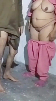 Mooi jong Indisch heet seksmeisje rijpe man duwt Hils xxx pik in Desis natte vagina bij sperma