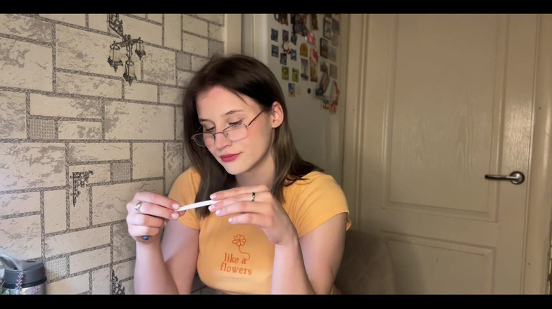 MertyXXX: Belajar merokok di depan kamera