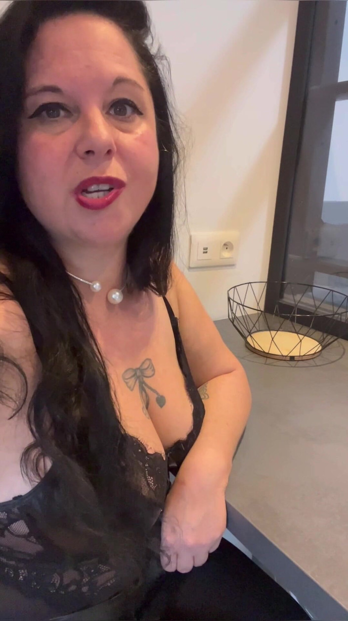 Maitresse Clara: JOI, tận hưởng trong tất của bạn