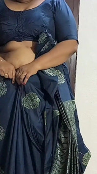 Sexy indiana em sari azul, removendo sari para mostrar aqui corpo gordinho sexy. Grande chefe e bunda