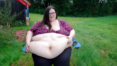 SSBBWLadyBrads: 超级肥胖的户外肚子玩耍和散步