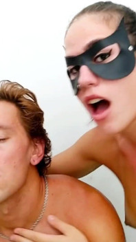 Dominazione femminile lecca la sua faccia