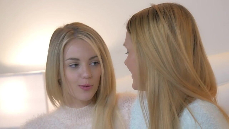 Lesbian Illusion: Blondă frumoasă în dormitor