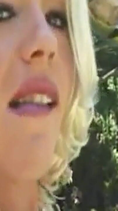 Cumdate: Blonde babe druipt nat van diepe vingerende actie