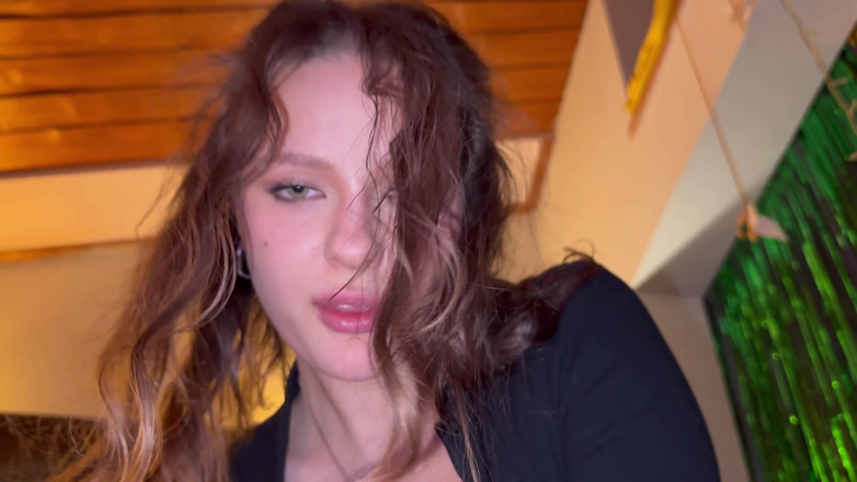 Alexa Poshspicy: POV: Stiefschwester bei Karten in ihren arsch verloren. an einem...