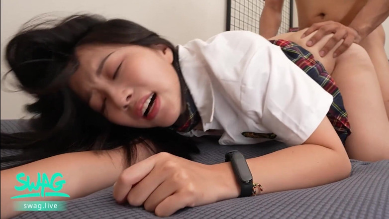 SWAG.live: 出会い系アプリでスラットの小柄な女の子とマッチ。