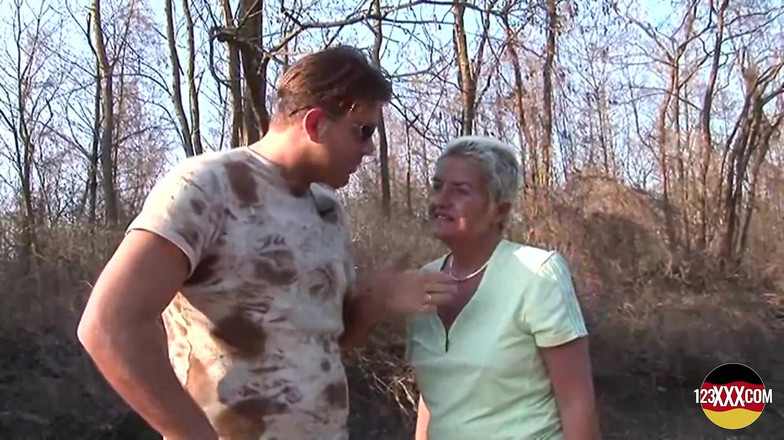 123XXX - Fucked Amateurs in Germany!: 年长的金发女郎被选来口交和性交