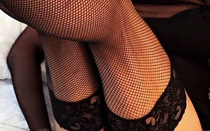 MissyNylonLeggs: Missynylonleggs - s’amuser sur le lit en bas résille