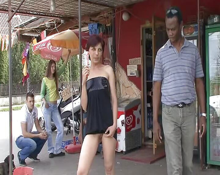 Deutsche Camgirls: セクシーなドイツ痴女が車の中でBBCのチンコに乗る