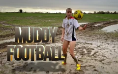 Práctica de fútbol embarrado (fútbol femenino)