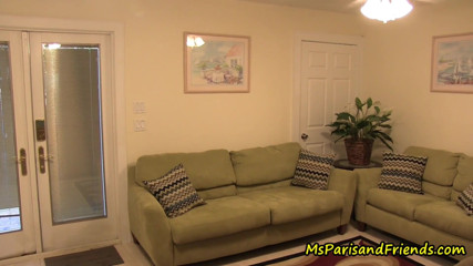 Ms Paris and Friends: Ser pego recebendo buceta em casa aberta