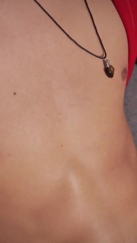 Het mager twink ryck inuti en kondom som bryter den med sin stora kuk och skjuter hans sperma belastning