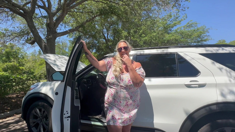 Venus Rising_Hotwife: 車のトラブルヴィーナスは、彼女の乗り物を修理する見知らぬ男とセックスします