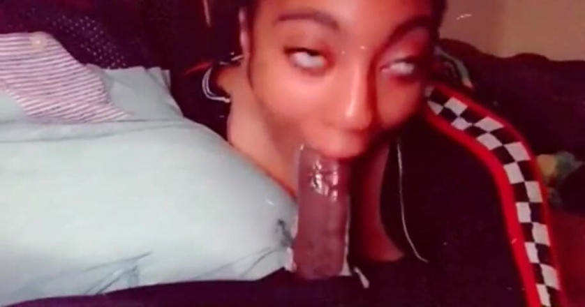 Fijii pornbox: 딥쓰로트 비디오를 위해 찾아오는 코스프레 십대