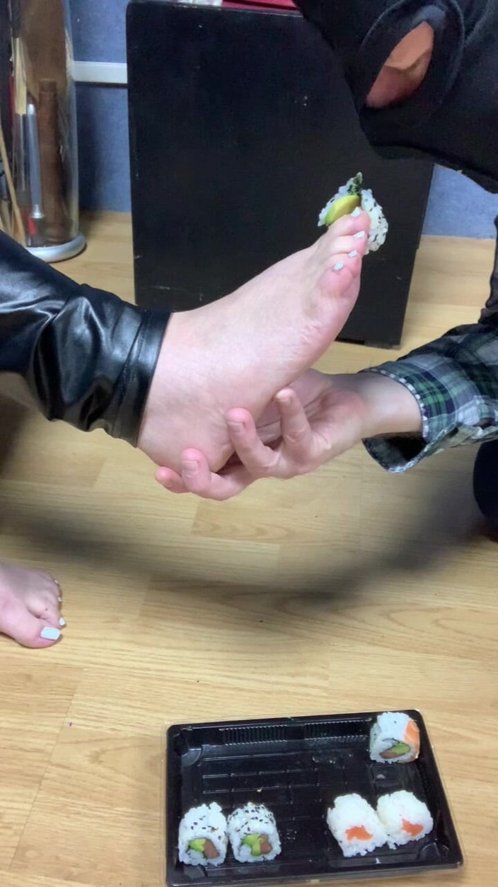 Maitresse Clara: Anh ấy lấy bữa ăn của mình nhờ bàn chân của tôi...