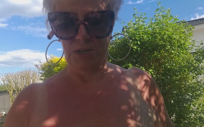 PureVicky66: Bunicuța excitată își arată pizda pofticioasă