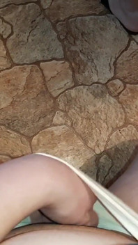 Me metí secreta y arriesgadamente en mis bragas mientras mi hermanastra preparaba una cena delante de mí