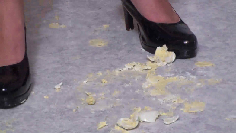 Foot Girls: Brünette zerquetscht essen in der küche
