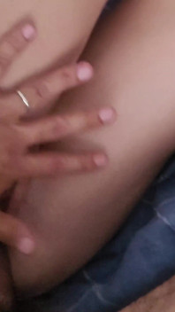 Grote zwarte lul heeft een tenger roze tienerpoesje gecreampied