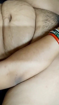 Je vois une bhabhi mouillée laissée sur son lit