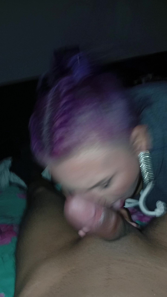 VioletOffer97: Me Corro a Chorros Encima De Una Polla Joven
