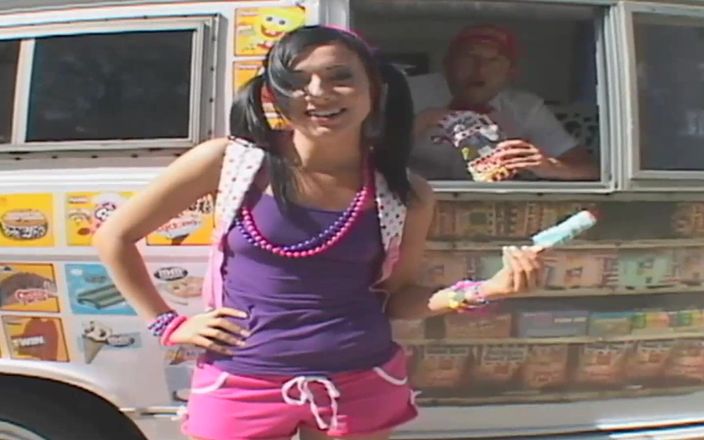 DARVASEX: Сцена мороженого с шлюшками - 4 брюнетка-скейтерша с косичками трахается в грузовике мороженого