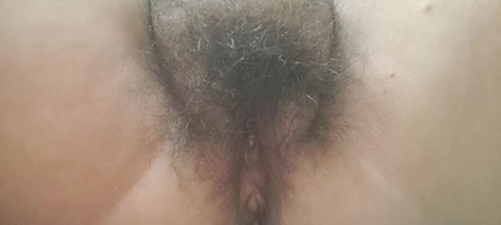 Mommy big hairy pussy: हॉट पैरों पर क्रीम डालना