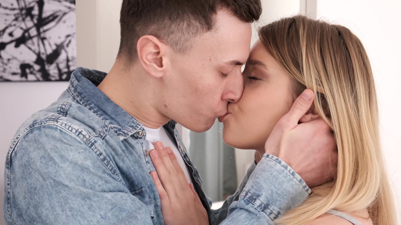 Real Agent: 섹스 재미를 위해 뚱뚱한 Schlong을 잡아 털이 많은 십대 금발