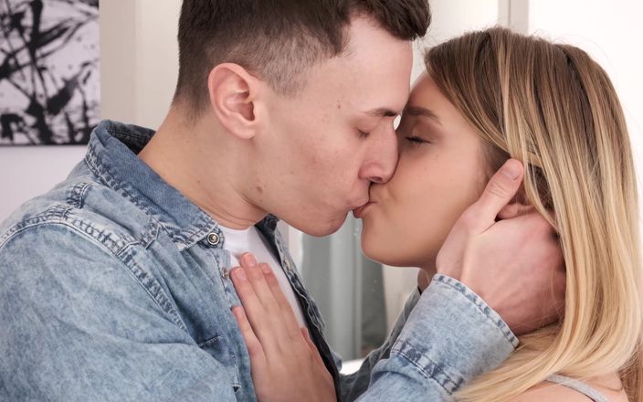 Real Agent: Blonda adolescentă păroasă apucă Grasa Schlong pentru distracție sexuală