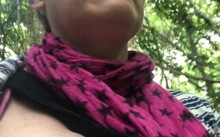 MistressWriggler: 야외에서 걷는 동안 공공 젖탱이 플레이