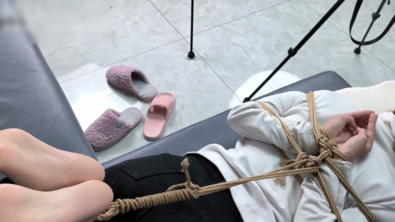 Asian bondage: Pengekangan ekstrem seorang gadis tanpa alas kaki, bermain dengan kaki...